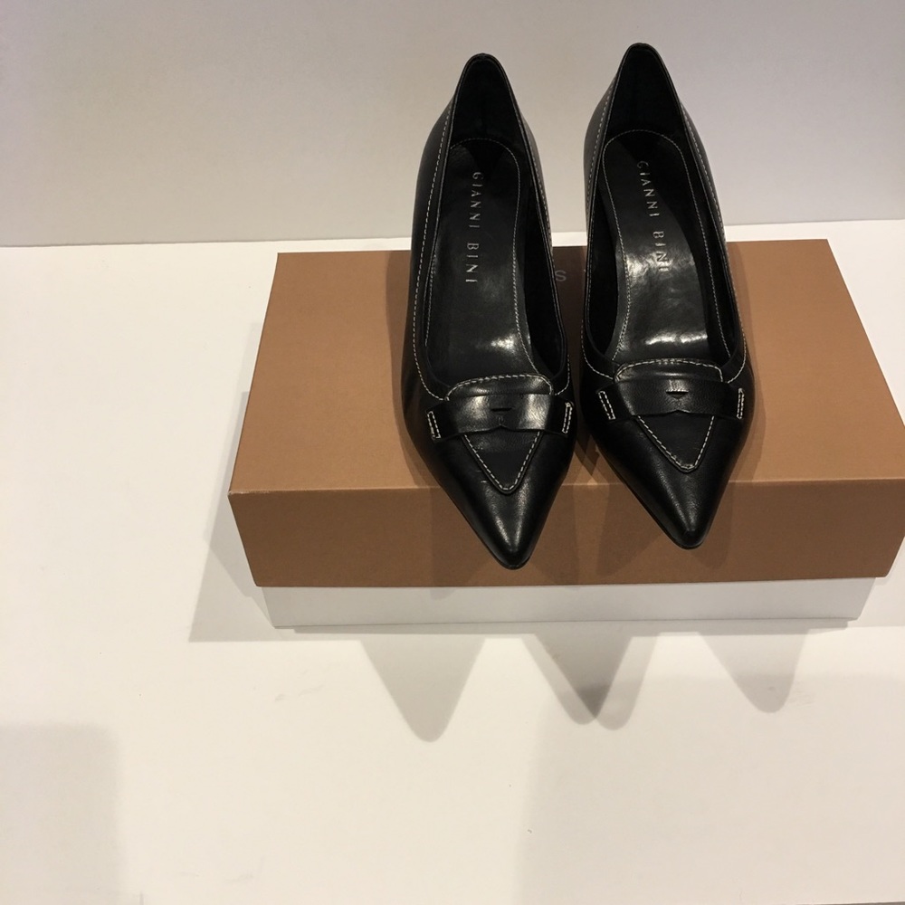 Slightly worn Gianni Bini black kitten heel pump